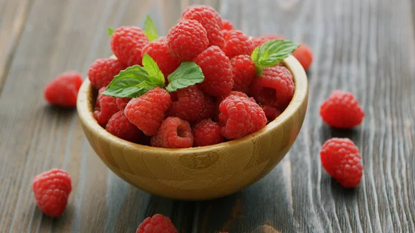 Fresh raspberry on wooden table — Stock Photo, Image