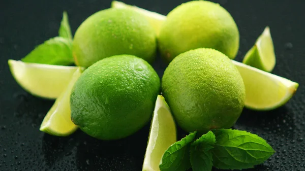 Limas verdes maduras en la mesa —  Fotos de Stock