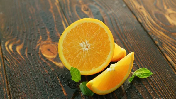 Corte maduro naranja en la mesa — Foto de Stock