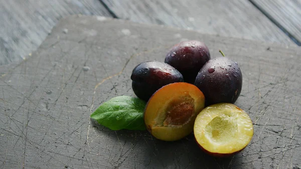 Peixes maduros na tábua de corte — Fotografia de Stock