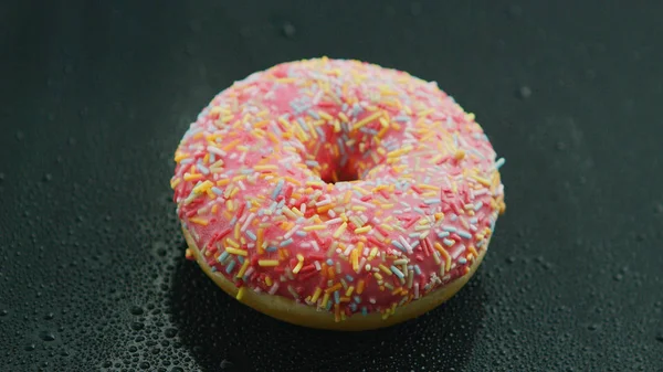 Rosa donut med strössel — Stockfoto