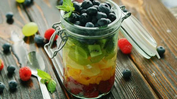 Fruits frais dans un pot en verre — Photo