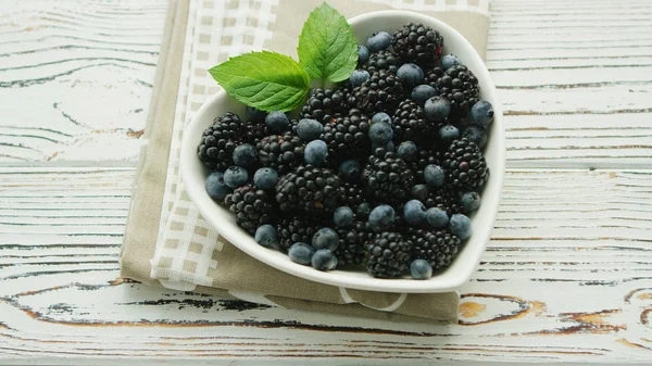 Blueberry and blackberry in bowl — Stock Photo, Image