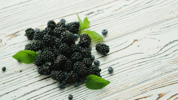 Heap of blackberry with mint leaves — Stock Photo, Image