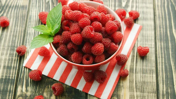 Bowl of fresh raspberries — Stock Photo, Image