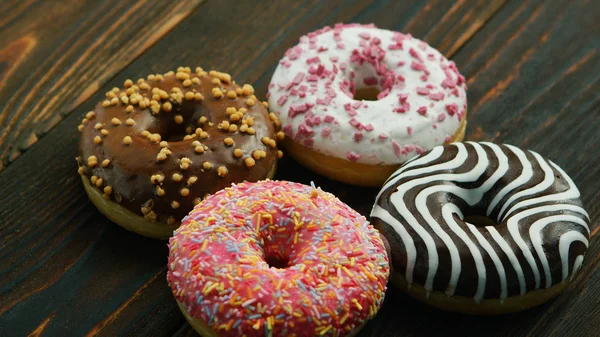 Ciambelle dolci con diversi vetri — Foto Stock