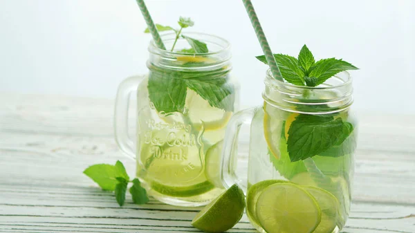 Glazen potten gevuld met verfrissende limonade — Stockfoto