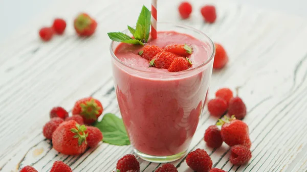 Erdbeer-Smoothie im Glas mit Minze — Stockfoto