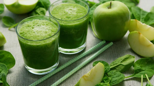 Frullato verde in bicchieri e ingredienti — Foto Stock