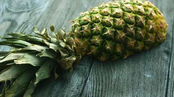 Ahşap masa üzerinde ananas yarısı — Stok fotoğraf