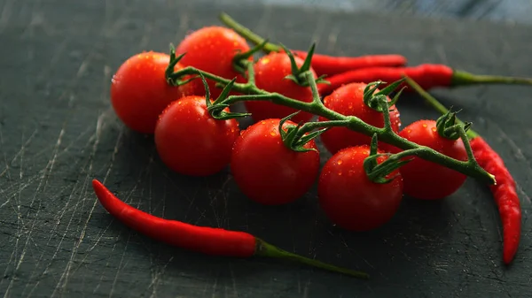 Tomates húmidos maduros e pimenta — Fotografia de Stock