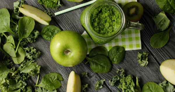 Зеленые фрукты и салат в составе — стоковое фото