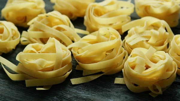 Rotoli di spaghetti crudi — Foto Stock