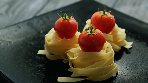 Spaghettis roulés en boules de tomates — Photo