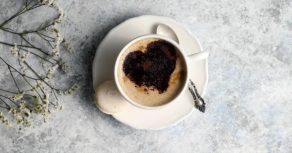 Taza de café con corazón de espuma — Foto de Stock