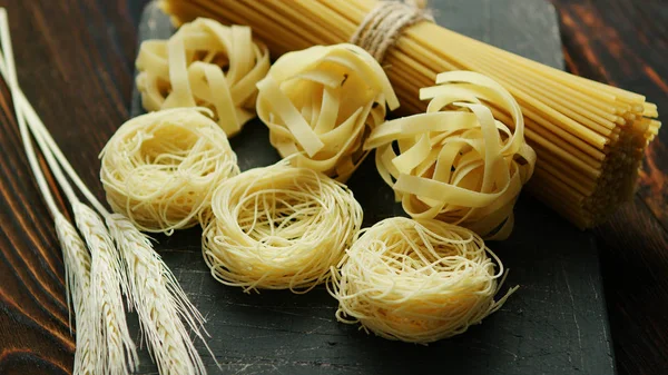 Spaghetti crudi e frumento — Foto Stock