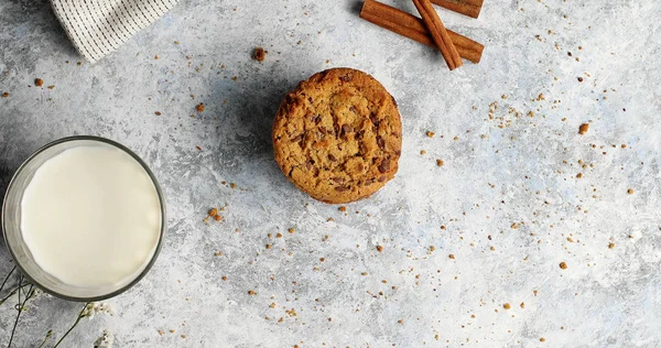 Verre de lait et biscuit — Photo