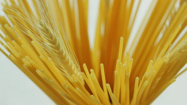 Mazzo di spaghetti crudi e frumento — Foto Stock