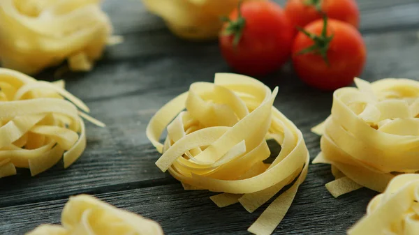 Špagety ve tvaru kuličky s rajčaty — Stock fotografie
