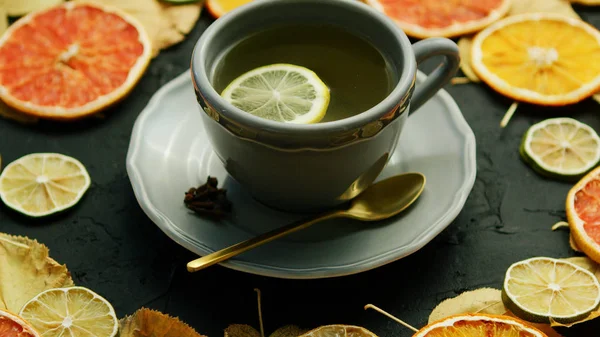 Tasse Tee mit Zitrone und Löffel — Stockfoto