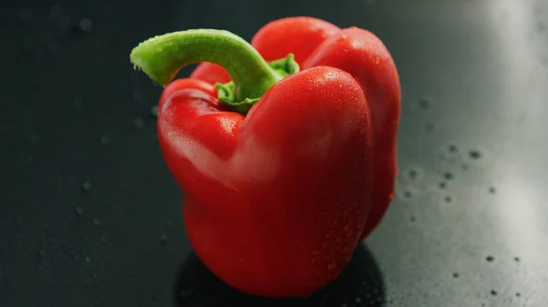 Rode paprika met druppels op oppervlak — Stockfoto