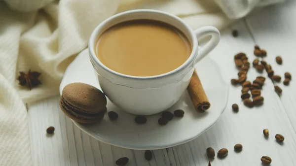 Tasse de café avec biscuit et cannelle — Photo