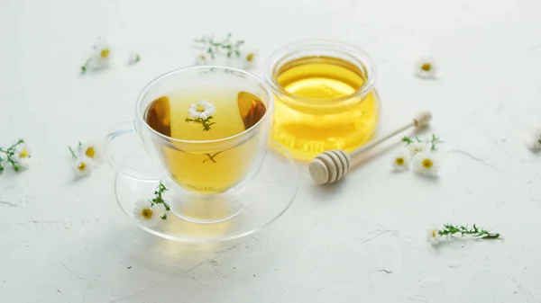Kruidenthee en pot met honing — Stockfoto