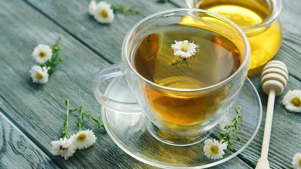 Closeup of cup with camomile tea — Stock Photo, Image