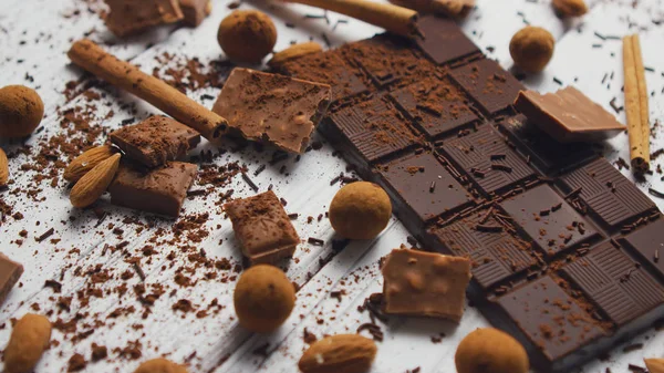 Siyah çikolata ve baharatlar — Stok fotoğraf
