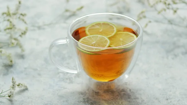 Thé au citron dans une tasse — Photo