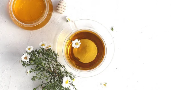 Tasse Tee und Schüssel Honig — Stockfoto