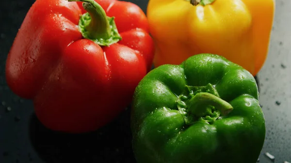 Pimentos de sino coloridos em gotas — Fotografia de Stock