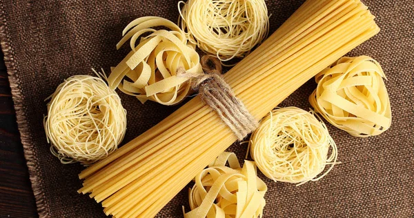 Vista dall'alto degli spaghetti crudi in gruppo — Foto Stock