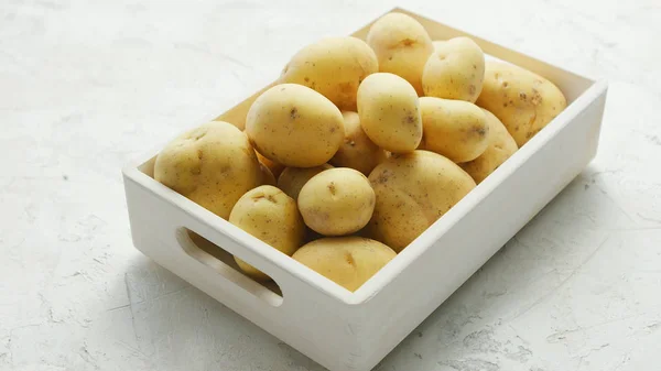 Scatola di patate pulite e lavate — Foto Stock