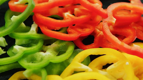 Kleurrijke ringen van pepers — Stockfoto