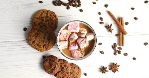 Tasse de cacao avec guimauves et biscuits — Photo