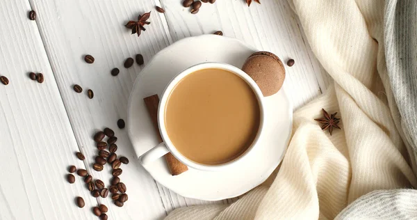 Tasse blanche de café sur la table — Photo