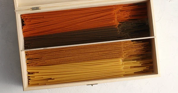 Spaghetti multicolori in scatola di legno — Foto Stock