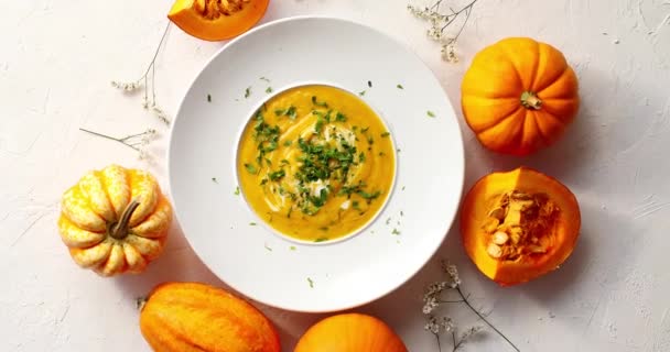 Sopa de abóbora em chapa com verduras em volta — Vídeo de Stock