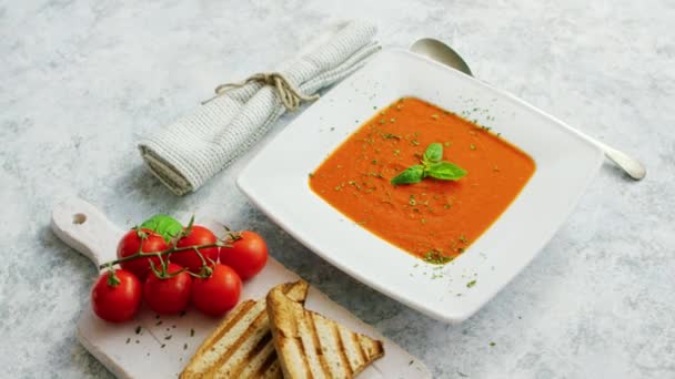Zupa pomidorowa z pieczywo chrupkie — Wideo stockowe