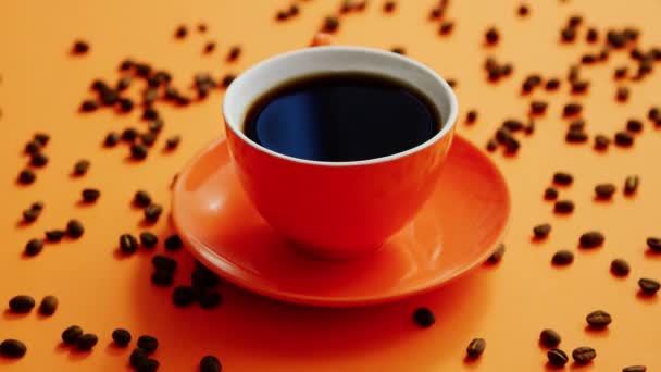 Tasse Kaffee umgeben von Bohnen — Stockvideo