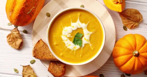 Kremowa zupa z dyni w misce z ziela — Wideo stockowe
