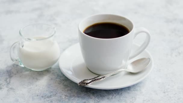Cup of coffee and pitcher of milk — Stock Video