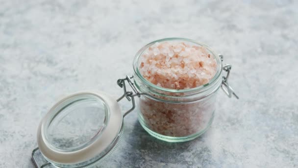 Glass jar with pink salt — Stock Video