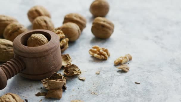 Vlašské ořechy v skořápky a cracker — Stock video
