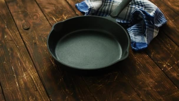 Cast iron pan on table — Stock Video