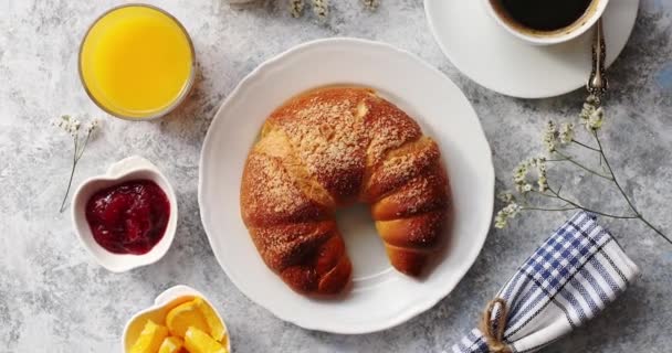 Croissant al horno con bebidas en la mesa — Vídeos de Stock