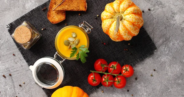 Soupe de citrouille avec des légumes sur la serviette — Photo