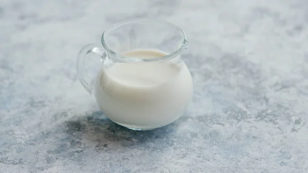 Pequeña jarra de crema con leche —  Fotos de Stock