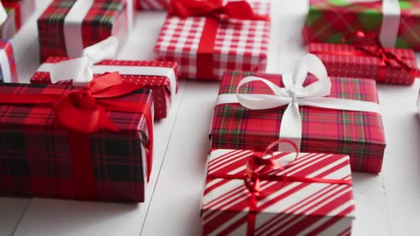 Vista lateral de regalos de Navidad envueltos colocados en la mesa de madera — Vídeo de stock